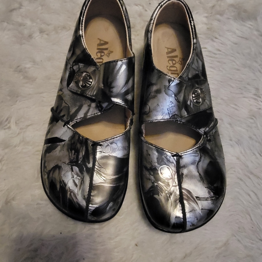 Like new pair of Alegria shoes size 35
